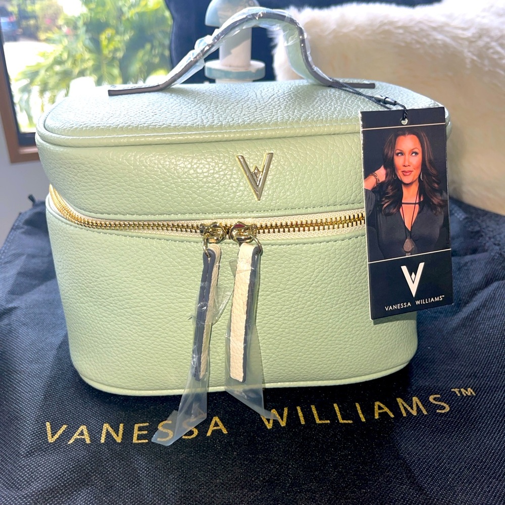 VANESSA WILLIAMS Makeup Train Case In Mint